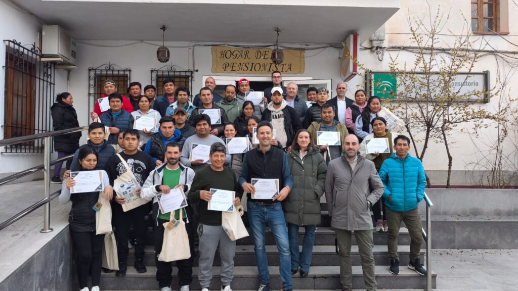Foto de fin de curso con entrega de diploma en al escuela de agricultores