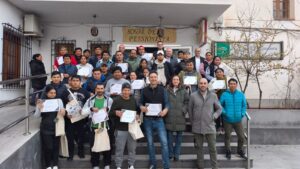 Foto de fin de curso con entrega de diploma en al escuela de agricultores